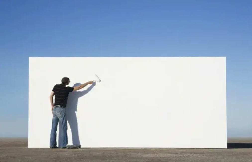 homme qui peint un mur en exterieur