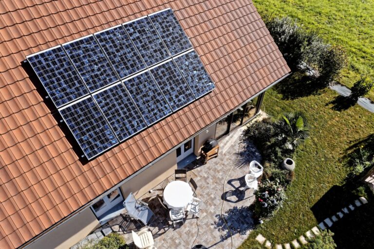 panneaux solaire sur le toit d'une maison
