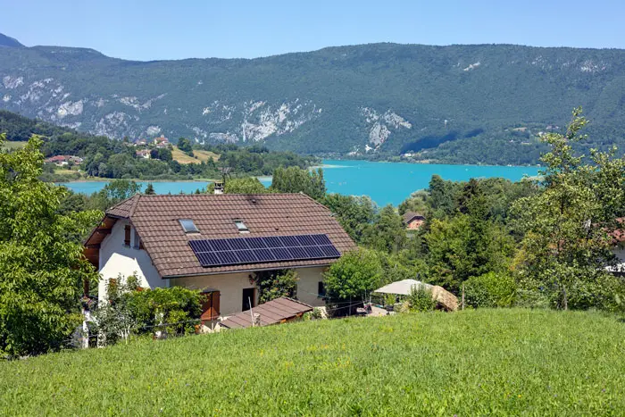maison panneaux solaires