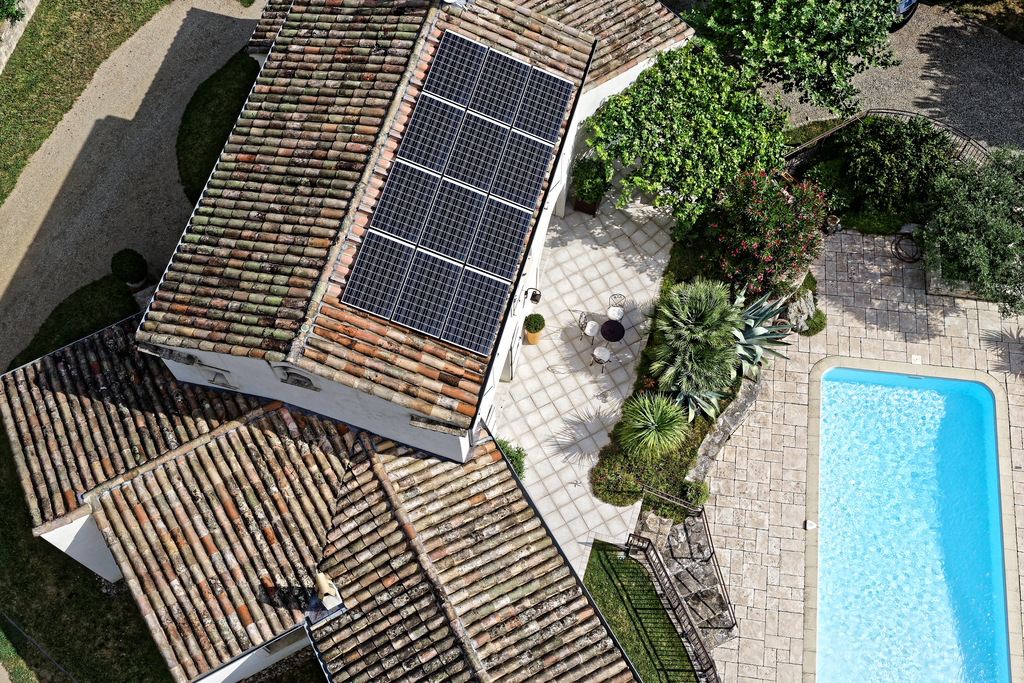 installation panneaux solaire sur le toit d'une maison