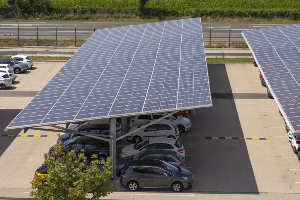 ombrière panneaux solaire sur un parking d'entreprise