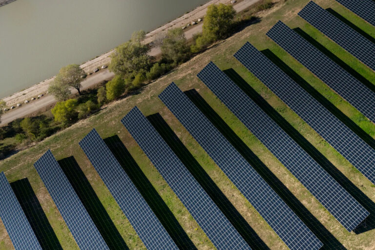 photo d'une ferme solaire