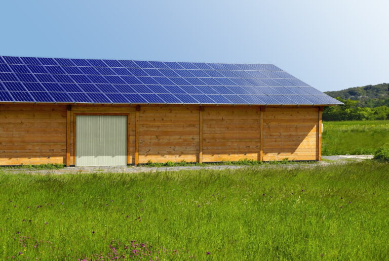 bâtiment agricole avec toiture panneaux solaires