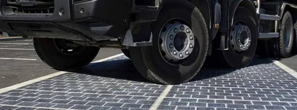 route avec des panneaux photovoltaiques au sol