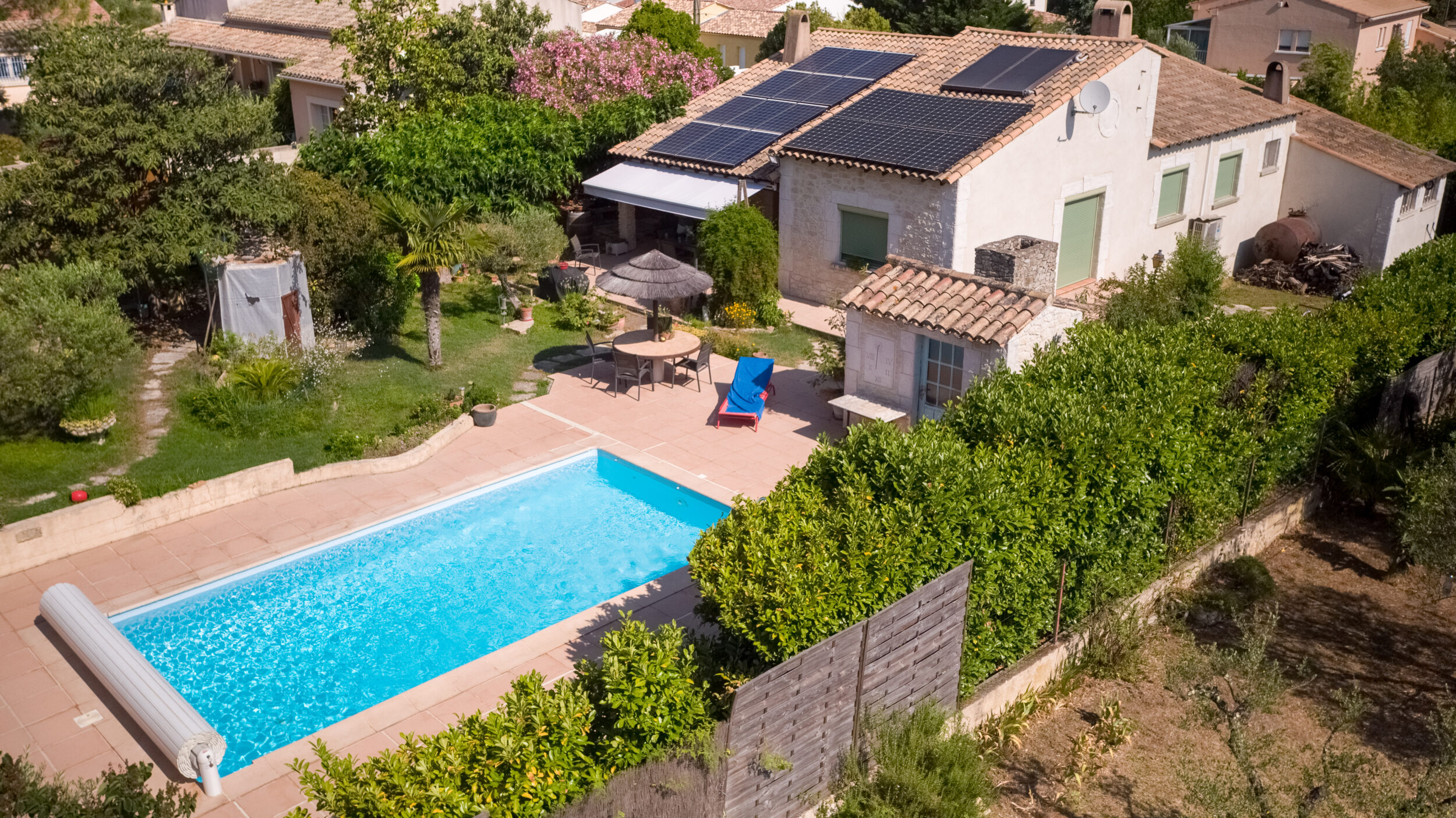 vue aérienne d'une maison équipée de panneaux solaires