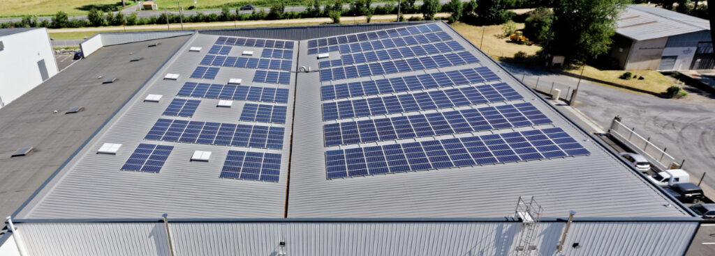 panneaux photovoltaïques sur le toit d'une PME