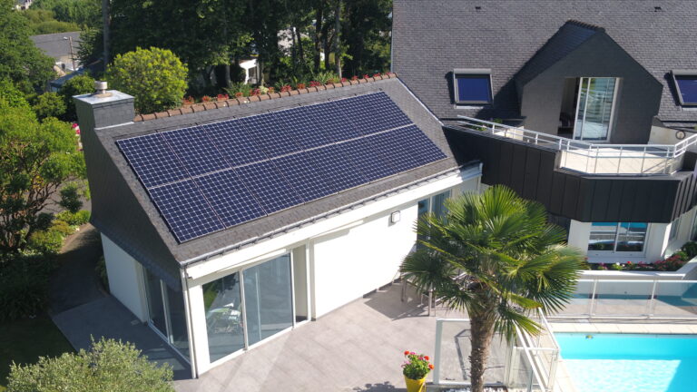 Vue aérienne d'une maison équipée de panneaux photovoltaiques
