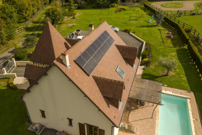 vue aérienne maison client particulier EDF ENR avec panneaux solaires et piscine